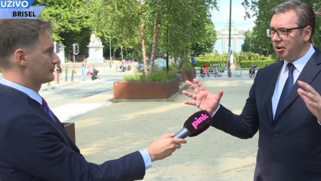 UPAD U PRENOS UŽIVO IZ BRISELA Srbin u limuzini prekinuo Vučića, a ovakav gest predsednika niko nije očekivao (VIDEO)