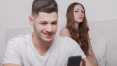 Obratite pažnju tik na njegove grudi: Muškarci koji nose ovakve stvari najviše varaju!