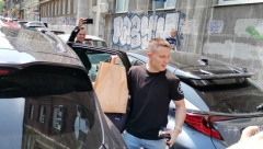 IZLAZI IZ PORODILIŠTA Relja došao po Nikoliju i bebu, a jedan detalj svi komentarišu (FOTO)