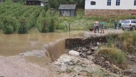U IVANJICI OD SVETA ODSEČENO OKO 100 KUĆA Nevreme napravilo haos, u selu Vučak bujični potoci potpuno uništili puteve