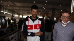 NOLE JE TAMAN KRENUO KA AVIONU, A ONDA JE UGLEDAO NJEGA! Odmah mu je pritrčao u zagrljaj i poželeo sreću! (FOTO)
