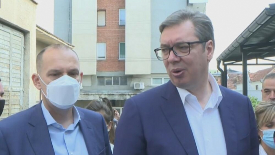 VUČIĆ U RAZGOVORU SA MEŠTANIMA Otkrili mu šta još može da uradi za njih, a onda je samo rekao: Dobro da sam pitao!