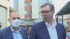 VUČIĆ U RAZGOVORU SA MEŠTANIMA Otkrili mu šta još može da uradi za njih, a onda je samo rekao: Dobro da sam pitao!