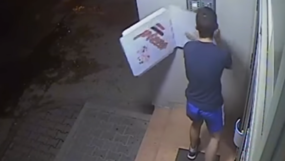 POVRATIĆETE OD OVOGA Ne može gnusnije, Novosađanin razmazao go*na po interfonu! (VIDEO)