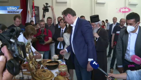 PO SRPSKI Vučić stao pred bogatom trpezom, a evo koju hranu je odabrao da proba (FOTO)