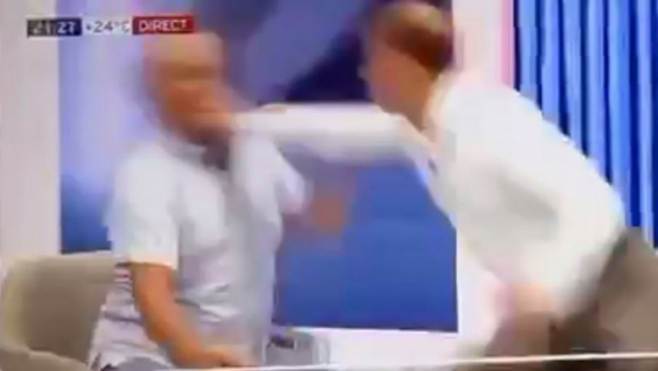 POLITIČARI SE TUKLI U PROGRAMU UŽIVO Polio ga vodom, pa dobio pesnicu u glavu i pao u nesvest (VIDEO)