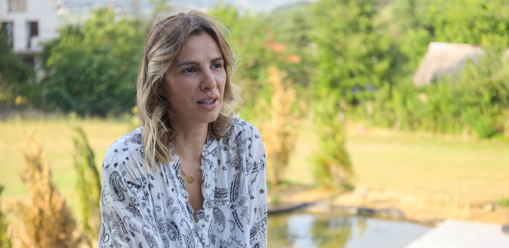 VIŠE NE IZGLEDA OVAKO Pevačica potpuno promenila izgled, Marina izašla iz ilegale, pa progovorila o svemu