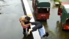 IZGUBILA SVEST NA ULICI Baka ju je u poslednji čas spasila, pa je saznala zašto se unuki slošilo (VIDEO)