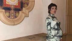 OVO NIKADA NISTE ČULI Pevačica se porodila i insistira da dete ne zna kojeg je pola!