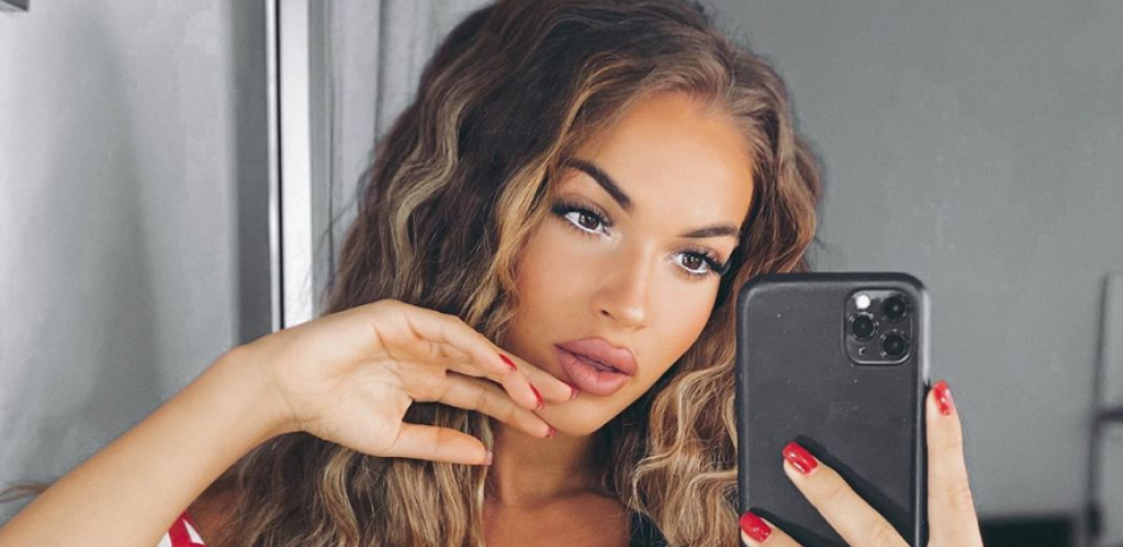 "OVO JE BLUD I NEMORAL" Skandalozni kadrovi Teodore Džehverović sa nastupa: Uvija, trese zadnjicom, grudi na izvolte! (FOTO)