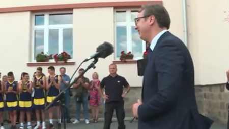 Vučić dočekan aplauzom u Kniću, a onda je prema njemu poleteo jedan predmet! Predsednikova reakcija oduševila sve prisutne! (VIDEO)