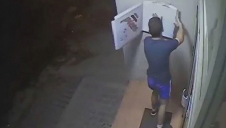 DECA VANDALI IZ NOVOG SADA! Sigurnosna kamera ih snimila kako prilaze interfonu, a onda rade nešto grozno!