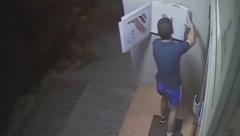 DECA VANDALI IZ NOVOG SADA! Sigurnosna kamera ih snimila kako prilaze interfonu, a onda rade nešto grozno!