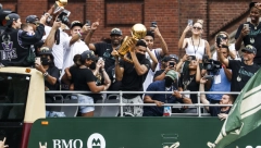 DESETINE HILJADA NAVIJAČA NA ULICAMA Slavila se istorijska titula