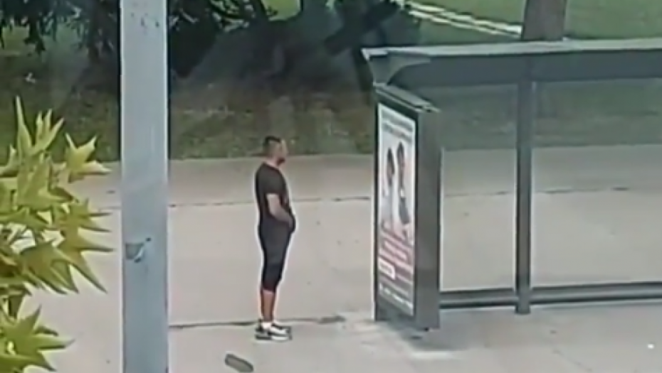 JEZIVA SCENA - SAKRIJE SE I BULJI U ŽENE DOK TO RADI Manijak usred bela dana masturbirao na Novom Beogradu (VIDEO)