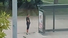 JEZIVA SCENA - SAKRIJE SE I BULJI U ŽENE DOK TO RADI Manijak usred bela dana masturbirao na Novom Beogradu (VIDEO)