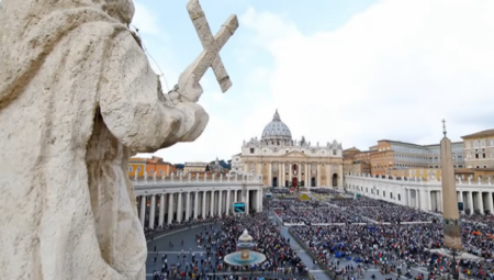 OTKRIVENE MRAČNE TAJNE VATIKANA Panika zbog memoara, papa Franja gubi podršku