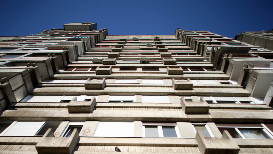 LOPOV NA NOVOM BEOGRADU KRADE ŠTA STIGNE Stanari uplašeni, kamera ga snimila dok je bio u akciji!