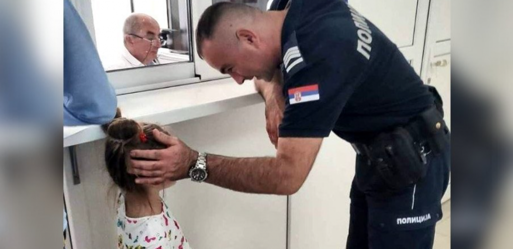 POLICAJAC NEŠA JE ZVEZDA DANA Strpljivo odgovara na pitanja radoznale devojčice, fotografija oduševila Srbiju (FOTO)
