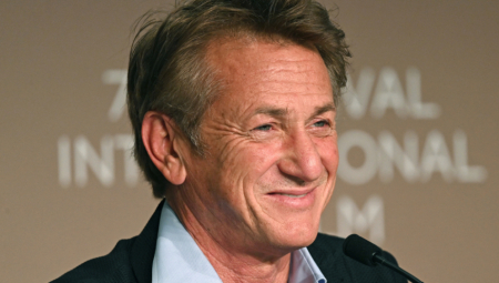 ŠON PEN IMA NOVU DEVOJKU Ona je mlađa od njega 20 godina, uhvaćeni su zagrljeni dok šetaju ulicama Rima