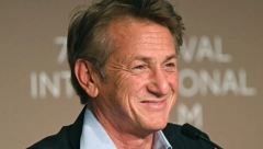 ŠON PEN IMA NOVU DEVOJKU Ona je mlađa od njega 20 godina, uhvaćeni su zagrljeni dok šetaju ulicama Rima