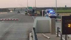 LANČANI SUDAR 30 VOZILA Jedna osoba poginula, šestoro povređenih na auto putu Beograd - Novi sad