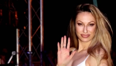 RADA MANOJLOVIĆ NE MOŽE VIŠE DA ČUTI O MITU ZVEZDAMA GRANDA Razvezala jezik o Snežani Đurišić, pa šokirala "Zbog njenog Vanje je moja baba primljena u urgentni"
