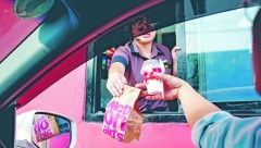 "NEMAŠ AUTO? NEĆEŠ NI JESTI!" Rešila da savije tabak i tuži Mekdonalds, jer su odbili da joj prodaju hranu!