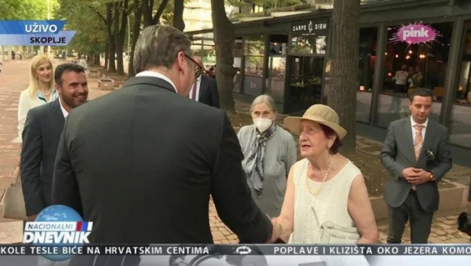 EUFORIJA U SKOPLJU  Građani oduševljeni pozdravljaju Vučića! (FOTO/VIDEO)