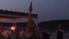 SNIMAK SVADBE U ŠAPCU OBORIO INTERNET Kuma zagrmela, pa se latila pištolja, a počelo i skakanje u bazen (VIDEO)
