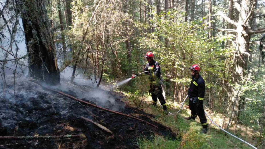 HELIKOPTERI MUP U AKCIJI PROTIV POŽARA Nema više otvorenog plamena, ali nadležni upozoravaju na novu opasnost (FOTO/VIDEO)