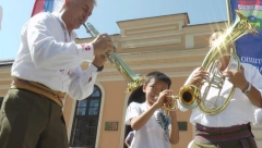 PAPRENE CENE U GUČI Noćenje nekoliko stotina evra uoči Sabora, posetioci besni