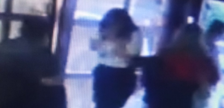 IZA ŽARDINJERE UZEO PIVSKU FLAŠU Zvali policiju kad su sakrili dokaze o Aleksinoj smrti! (VIDEO SA ŽURKE)