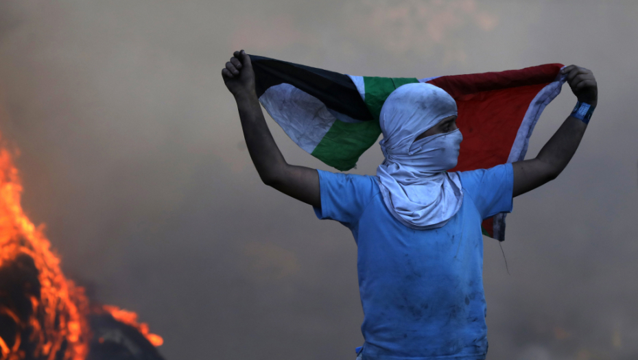 ŽIVOM VATROM IZ VAZDUHA Izraelci ubili Palestinca na sahrani dečaka koga su prethodno takođe usmrtili