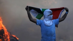 ŽIVOM VATROM IZ VAZDUHA Izraelci ubili Palestinca na sahrani dečaka koga su prethodno takođe usmrtili