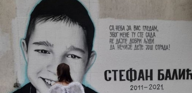 NAJTUŽNIJA SLIKA Devojčica sa anđeoskim krilima ispred murala nastradalog dečaka Stefana