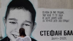 NAJTUŽNIJA SLIKA Devojčica sa anđeoskim krilima ispred murala nastradalog dečaka Stefana