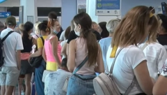 PUTNIKE MALTRETIRAJU SATIMA U TIVTU Let za Beograd kasni sedam sati, krenula pobuna