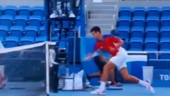 ĐOKOVIĆ NIJE MOGAO DA IZDRŽI! Novak besneo, jedan reket završio na tribinama, drugi se raspao u paramparčad! (VIDEO)
