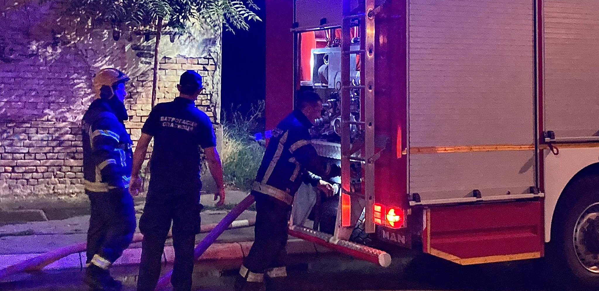 IZBIO POŽAR NA ZVEZDARI Na licu mesta nalaze se dva vatrogasna vozila