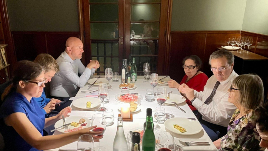 TAJNA VEČERA Koga sudija Majić predstavlja za ovim stolom? (FOTO)