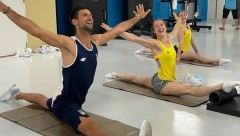 NOVAK JOJ DONEO SREĆU! Belgijanka napravila HIT FOTKU sa Đokovićem, pa osvojila zlato u Tokiju! (FOTO)