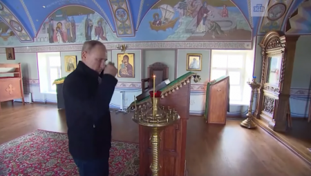 VLADIMIR PUTIN NA LADOŠKOM JEZERU Posetio manastir koji je po njegovom nalogu podignut iz pepela