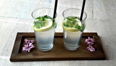 Osvežavajuće letnje piće: Koktel od limuna, vodke i bosiljka