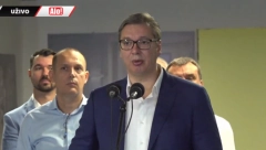 JOŠ JEDAN ŽAKLININ POKUŠAJ PROVOKACIJE Novinarki smeta što radnici aplaudiraju predsedniku i žele da se rukuju sa njim!