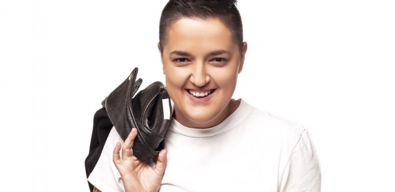 MARIJA ŠERIFOVIĆ OBJAVILA FOTOGRAFIJU SA NEPOZNATOM DEVOJKOM Zagrljene šetaju Pragom, pevačica joj poručila jedno (FOTO)