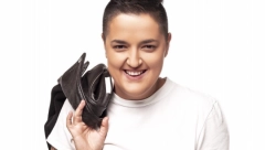 MARIJA ŠERIFOVIĆ OBJAVILA FOTOGRAFIJU SA NEPOZNATOM DEVOJKOM Zagrljene šetaju Pragom, pevačica joj poručila jedno (FOTO)