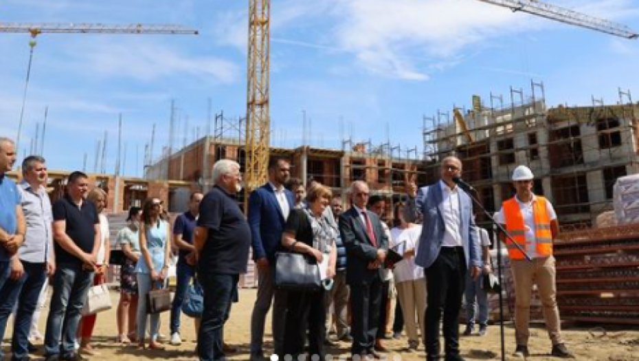 MILOŠ VUČEVIĆ: U 94 stana za socijalno ugrožene, izbegličke porodice porodice će se useliti na proleće 2022. (FOTO)