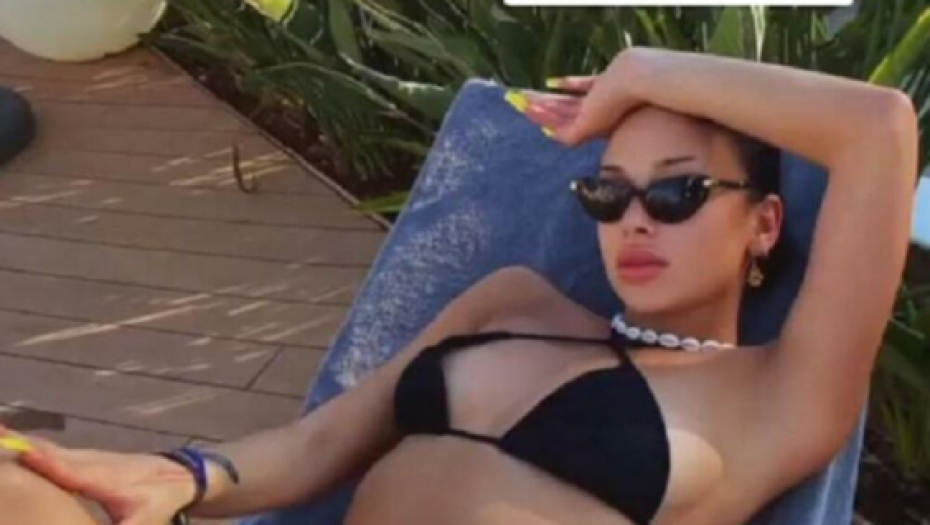 BACILA U TRANS I MUŠKARCE I ŽENE Elena Kitić pokazala golu zadnjicu i prizorom zapalila Ibicu (FOTO)
