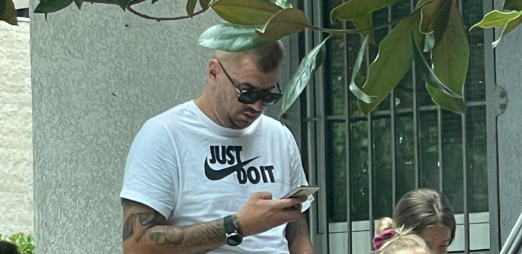 JANJUŠ OVAKO ČUVA ĆERKU NA MORU Ona stoji i čeka, tata se dopisuje s devojkama! (PAPARACO FOTOGRAFIJE)